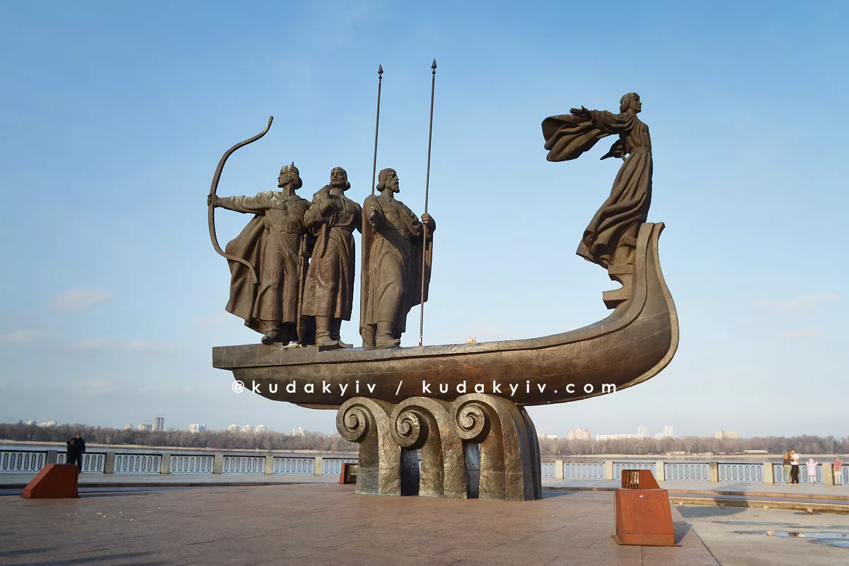 Памятник тем самым четверым героям красивой легенды - за неимением ничего более убедительного