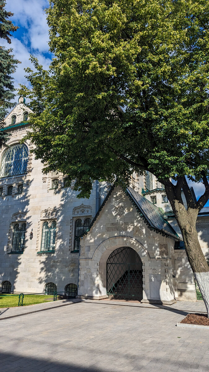 Большая Покровская: Банк России, башня с часами и театр драмы им. М. Горького