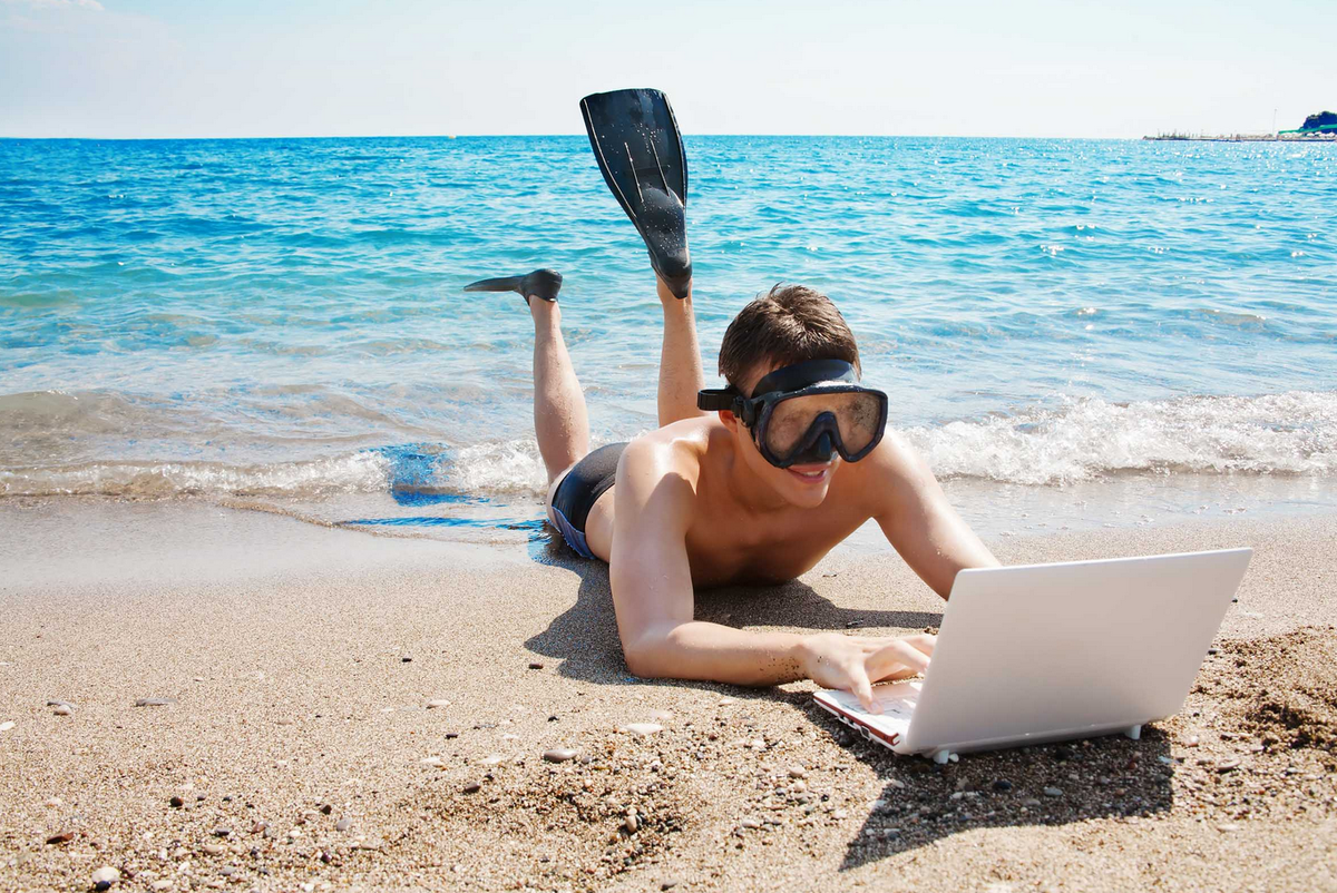 Фрилансер в 14. Человек с ноутбуком на пляже. Отпуск у моря. Отпуск с ноутбуком. Фрилансер на пляже.
