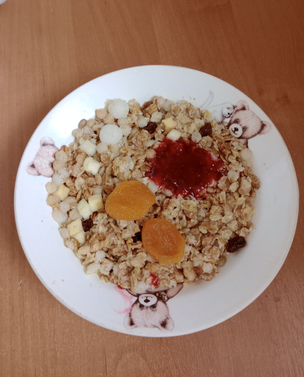 Мюсли с вареньем и курагой