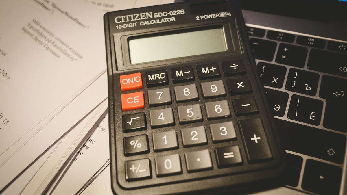     Центробанк выступил с инициативой отменить комиссии за денежные переводы для физических лиц. Экономист Андрей Бархота назвал данное предложение утопией и раскритиковал его.