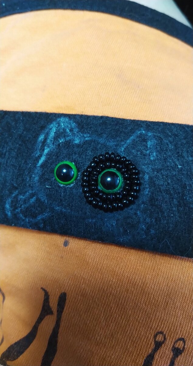 Рисуем контур и приклеиваем глазки