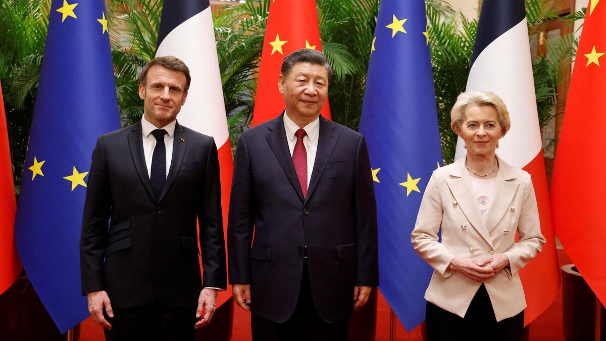 Эммануэль Макрон, Си Цзиньпин и Урсула фон дер Ляйен, 2023. Фото: Ludovic Marin / AFP