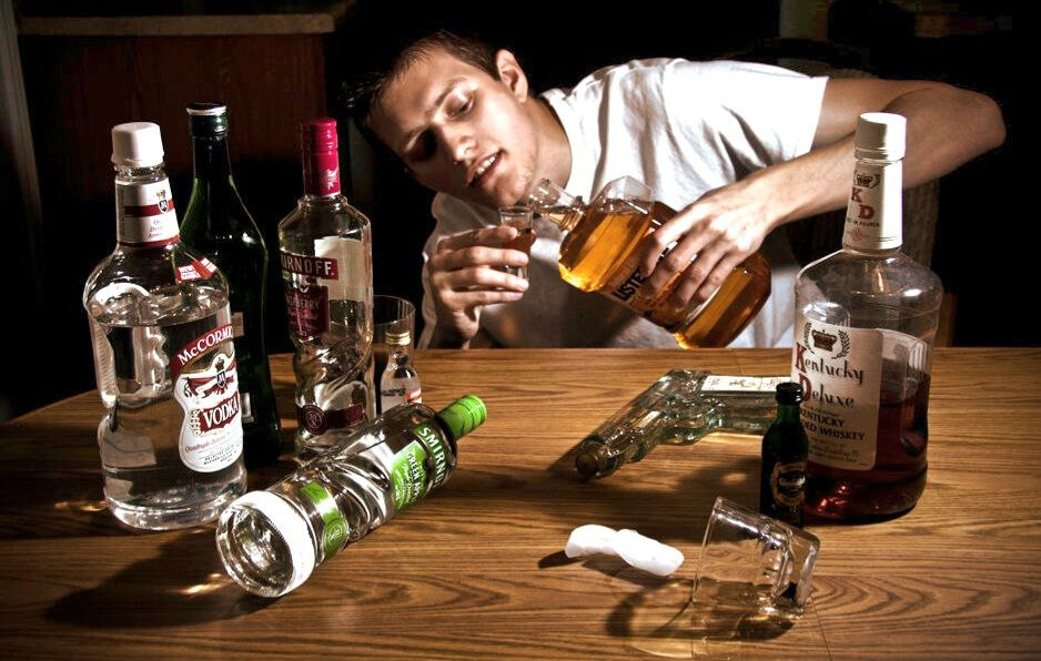 Одна особенность характерна для всех алкоголиков: они стараются найти повод для выпивки, а если не находят его - пьют без всякого повода.