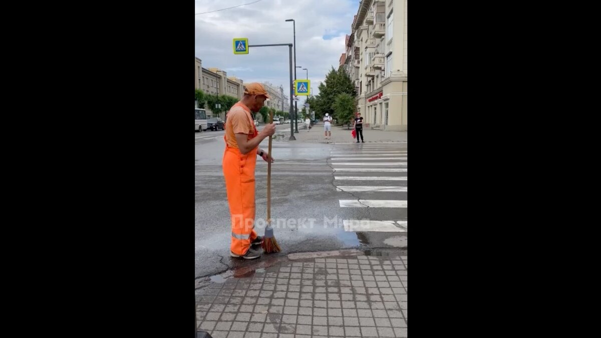     В центре Красноярска заметили дворника, который решил выбросить окурок на дорогу. До этого он сам подметал эту улицу.