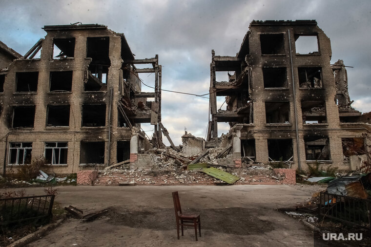    Город Рубежное находится в «красной зоне» — до позиций противника менее 30 километров, он очень сильно пострадал во время боев