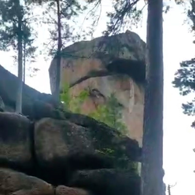 Иркутские спасатели эвакуировали фотографа, который упал со скальника Идол в Шелеховском районе. Как сообщает пресс-служба ГУ МЧС России по региону, мужчина упал на камни с высоты 10 метров.
