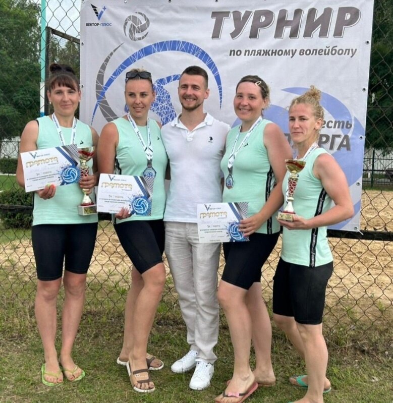 На площадках спортшколы «Электрон» города Унеча прошёл первый турнир по пляжному волейболу среди женских команд, посвященный дню металлурга.