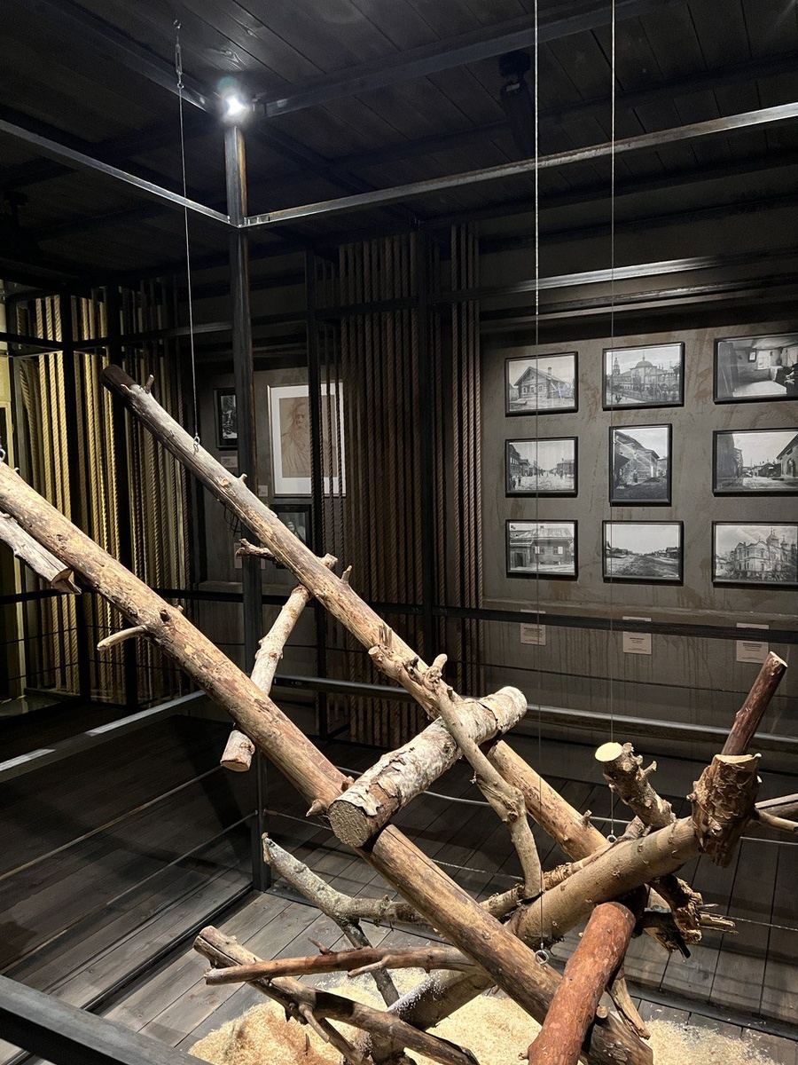 Часть экспозиции, посвященная детсву Шаляпина, повлиявшему на его становление.  