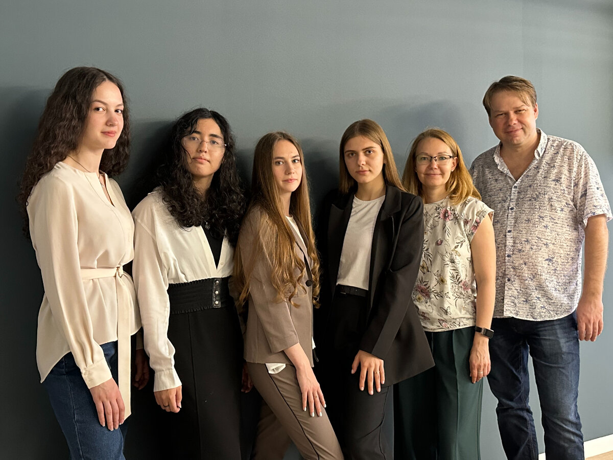 Слева направо: студентки ИСАУ — финалистки «ИТ-Планеты-2023»: Ирина Ненашева, Эрика Шукринова, Ксения Березина, Александра Павлова. А также их наставники: Ирина Бархатова и Евгений Ершов. Фото Дмитрия Сидорова