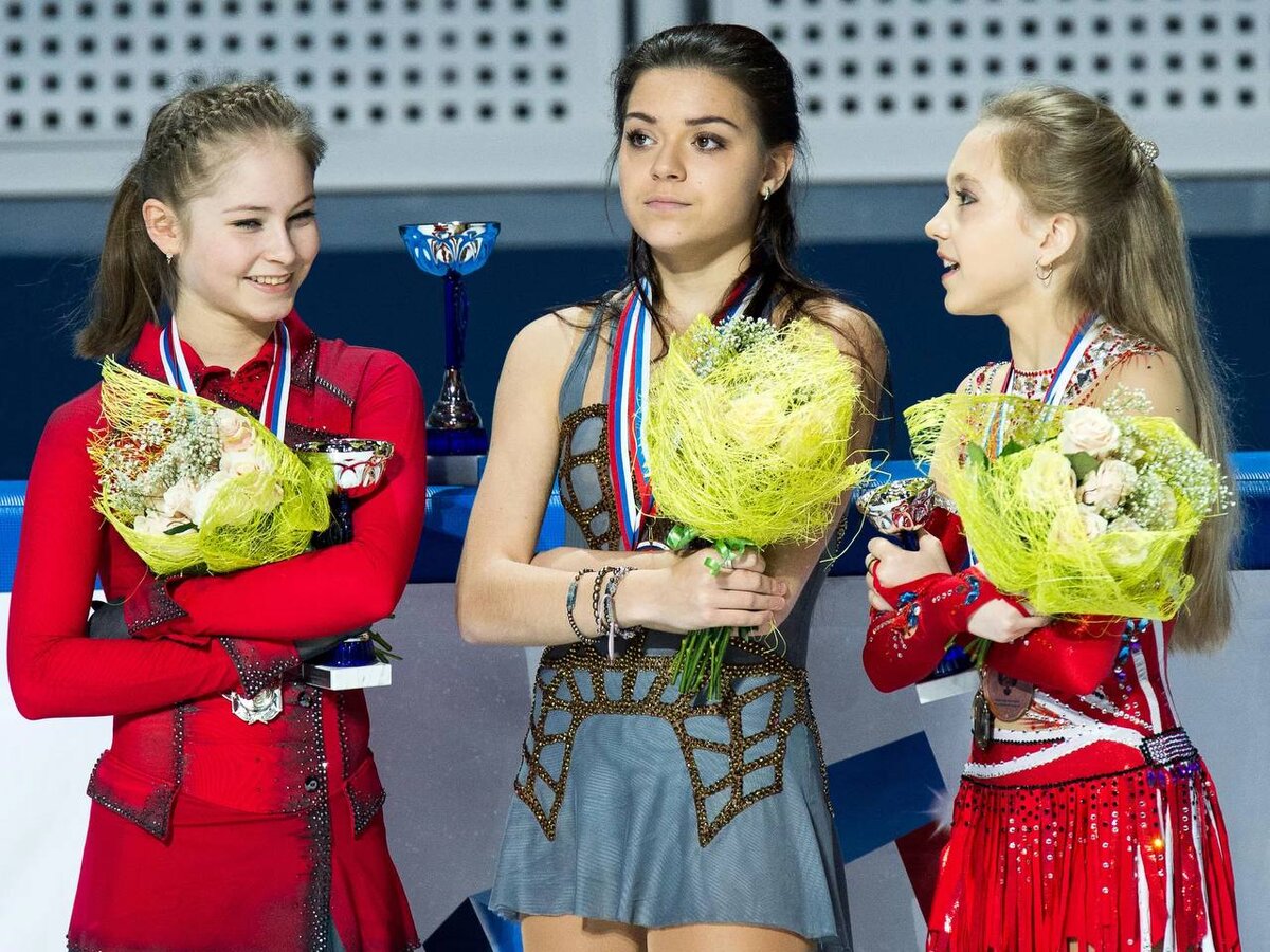 На фото: Юлия Липницкая, Аделина Сотникова, Елена Радионова 