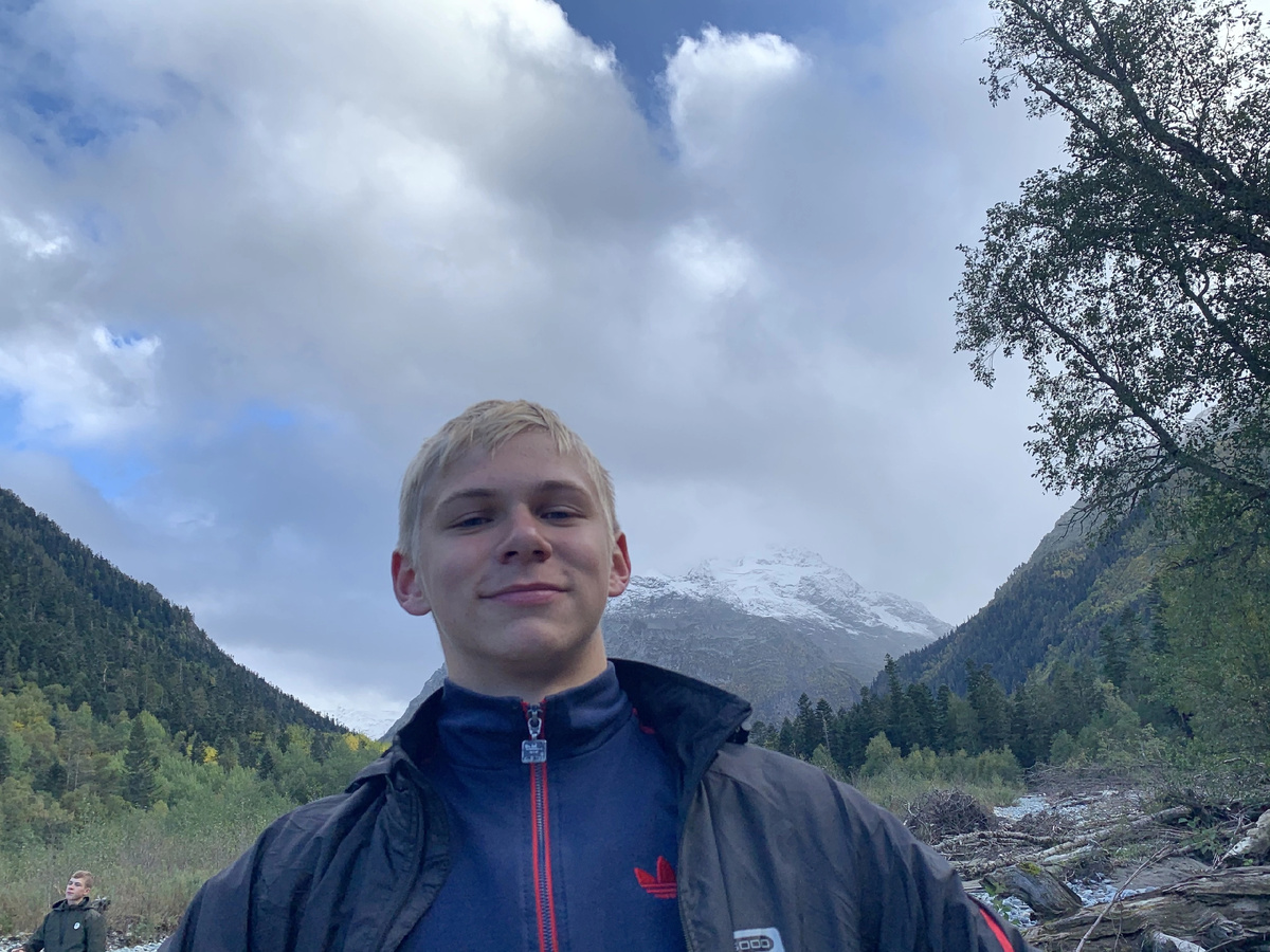 На фото мой сын на фоне Эльбруса