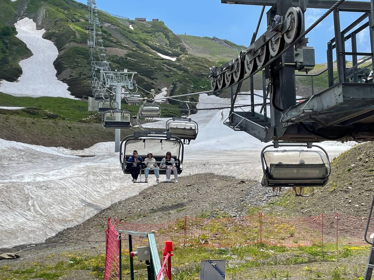 Открытая кресельная канатная дорога.