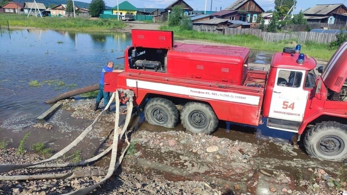     На прошлой неделе в Иркутскую область пришли паводки. Подтопления продолжаются до сих пор. Рассказываем, что известно к этому часу.