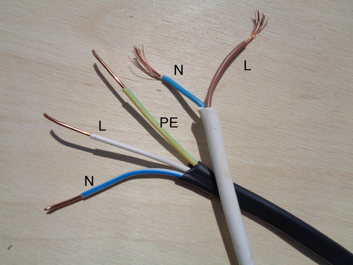 Расцветка проводов 220 с заземлением. Трехжильный провод коричневый синий и зеленый. Юсб фаза ноль. Провода маркировка проводов фаза ноль l n.