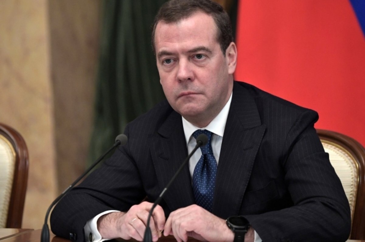    Медведев призвал применять кассетные боеприпасы РФ после обстрела Токмака