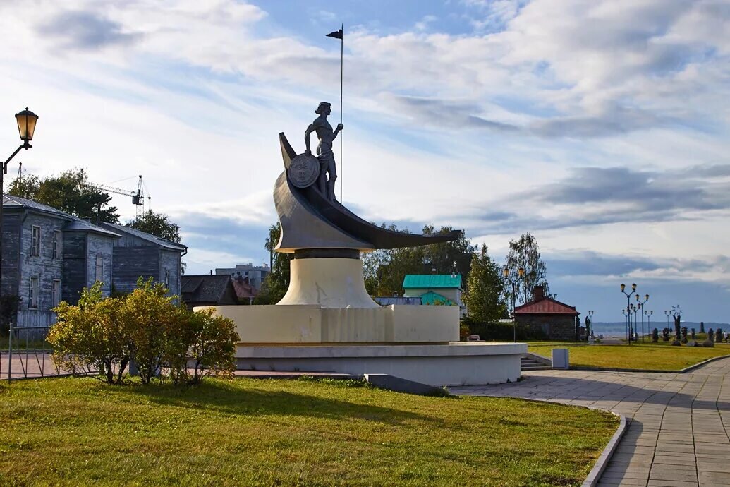 Республика карелия петрозаводск фото. Памятники Петрозаводска столицы Карелии. Карелия столица Петрозаводск достопримечательности. Петрозаводск столица Республики памятник. Памятник архитектуры город Петрозаводск.