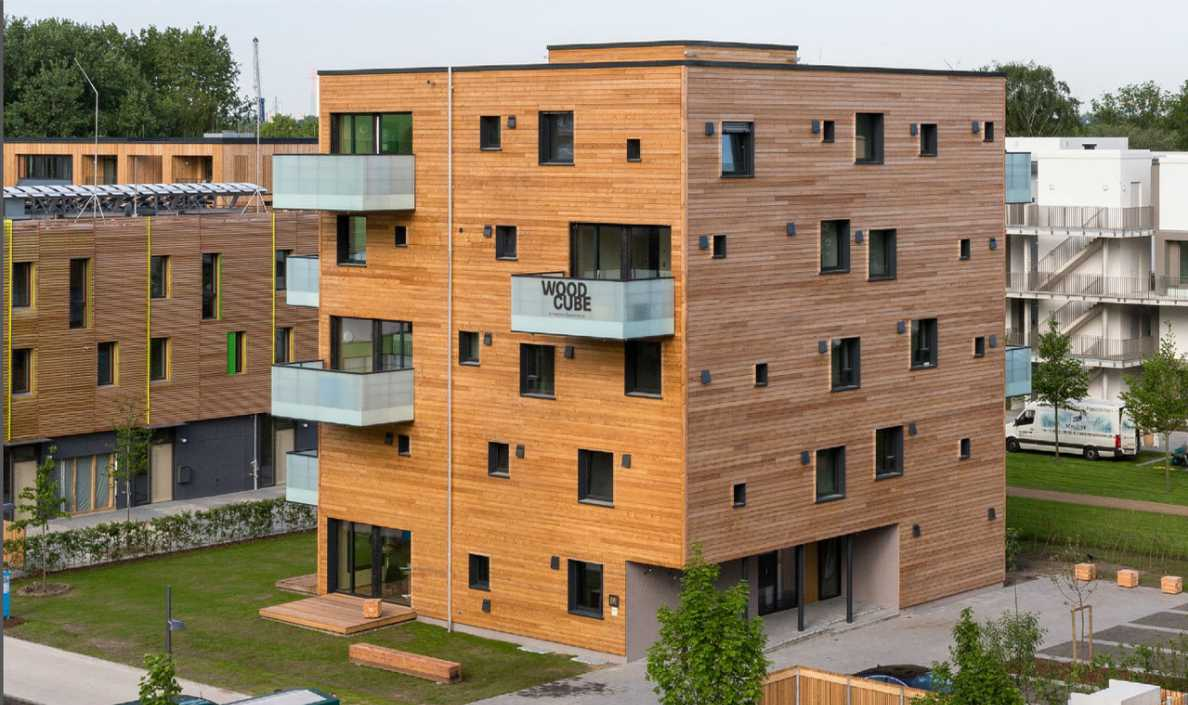 многоквартирный дом из дерева. деревянная высотка в стокгольме, швеция. многоэтажки из дерева. деревянная многоэтажка в швеции. многоквартирный дом из дерева.