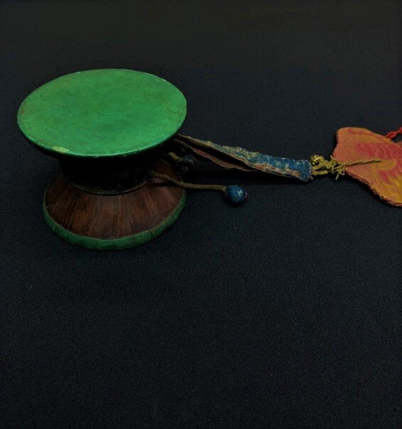 Музыкальный инструмент дамару. XIX в. Из собрания Этнографического музея Казанского университета.