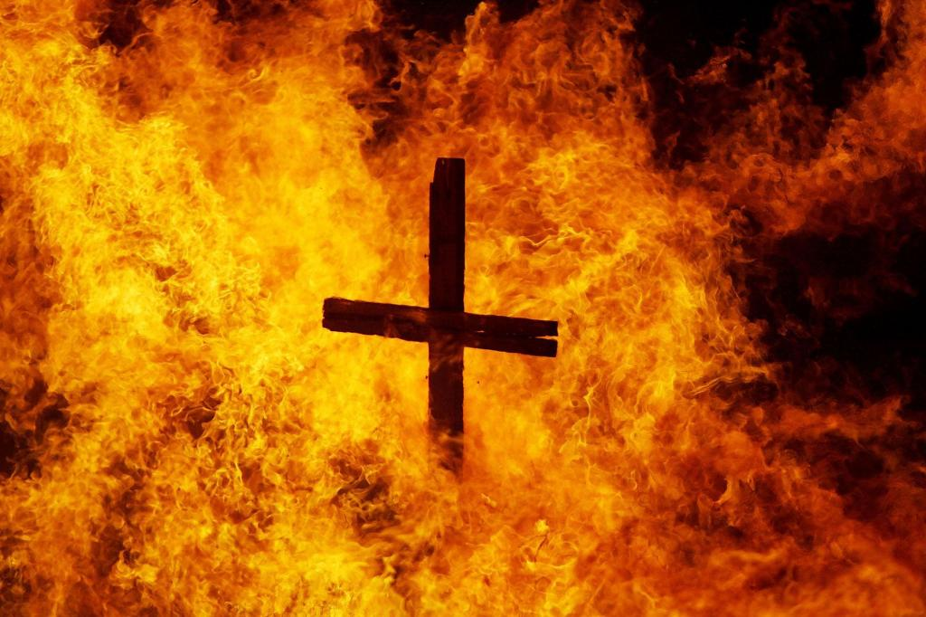 Burning cross. Крест в огне. Горящий крест. Крест горит. Православный крест горит.