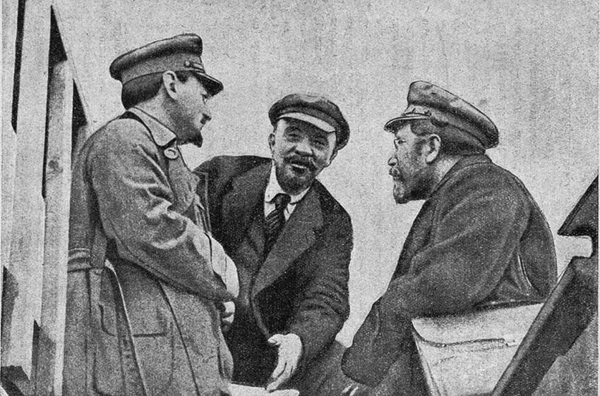 Ленин (в центре) между двух Львов – Троцким и Каменевым (справа)