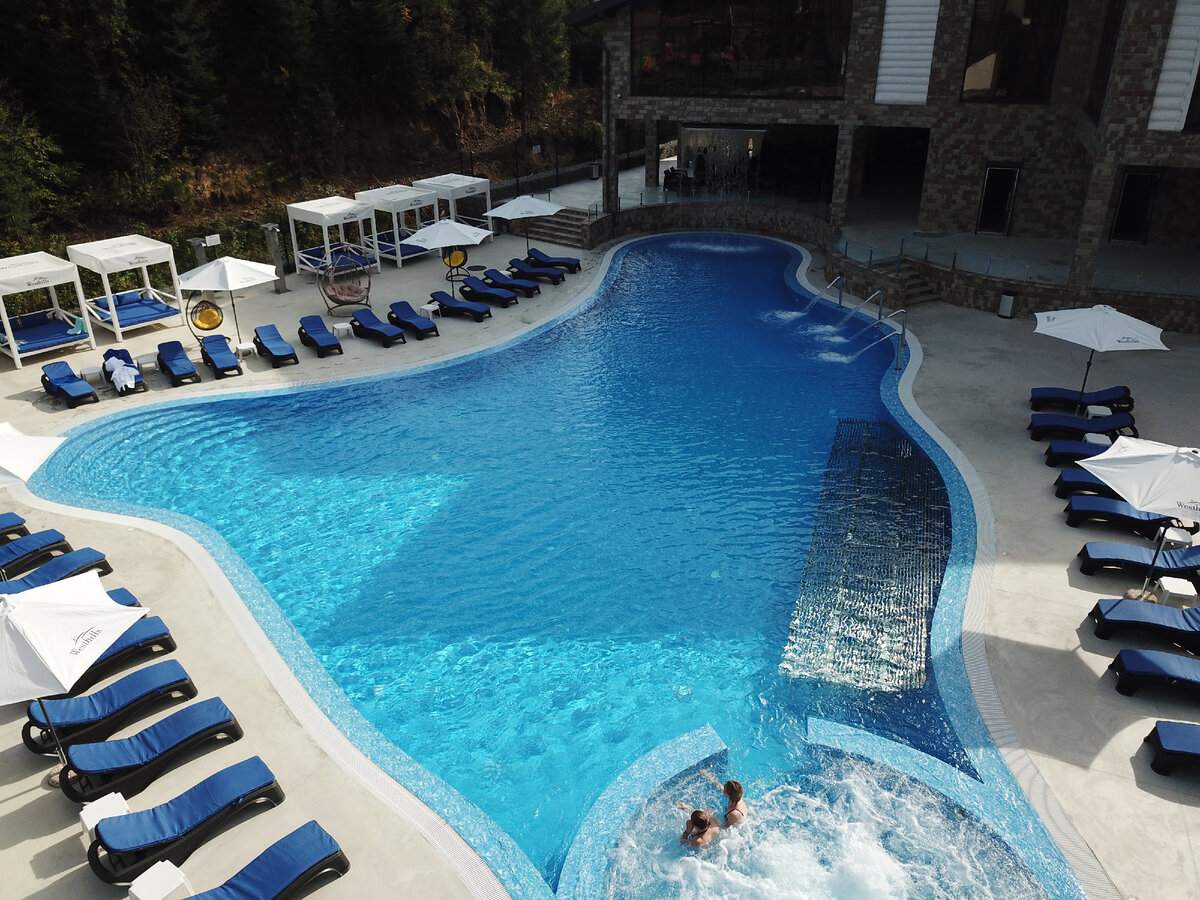Бетонный бассейн в отеле. https://1pools.ru/about/realizovannye-proekty/beton/9159/