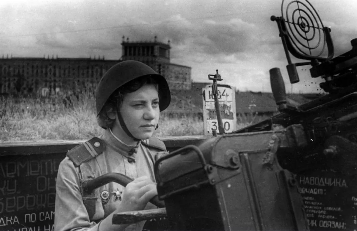 Зенитчица. Источник фото - https://smolbattle.ru/threads/Зенитчики-Фото-до-1945-года.50786/page-5