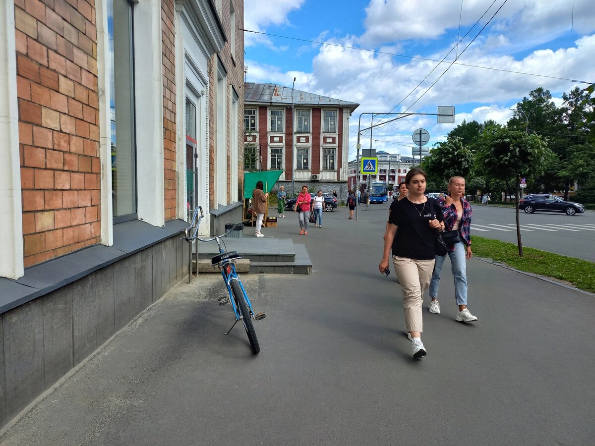    В центре Петрозаводска стало больше торговцев фруктами и клубникой Людмила Корвякова