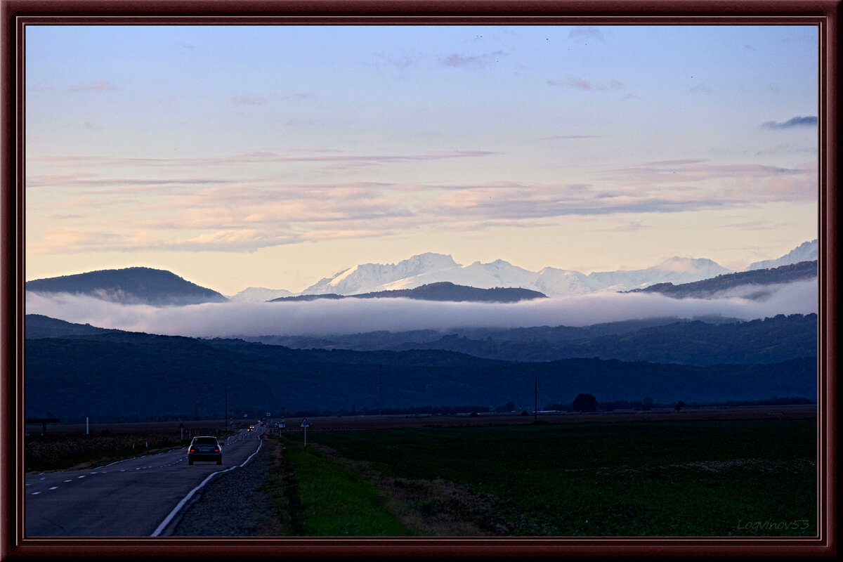 Ступени хребтов Большого Кавказа уходят за облака 
