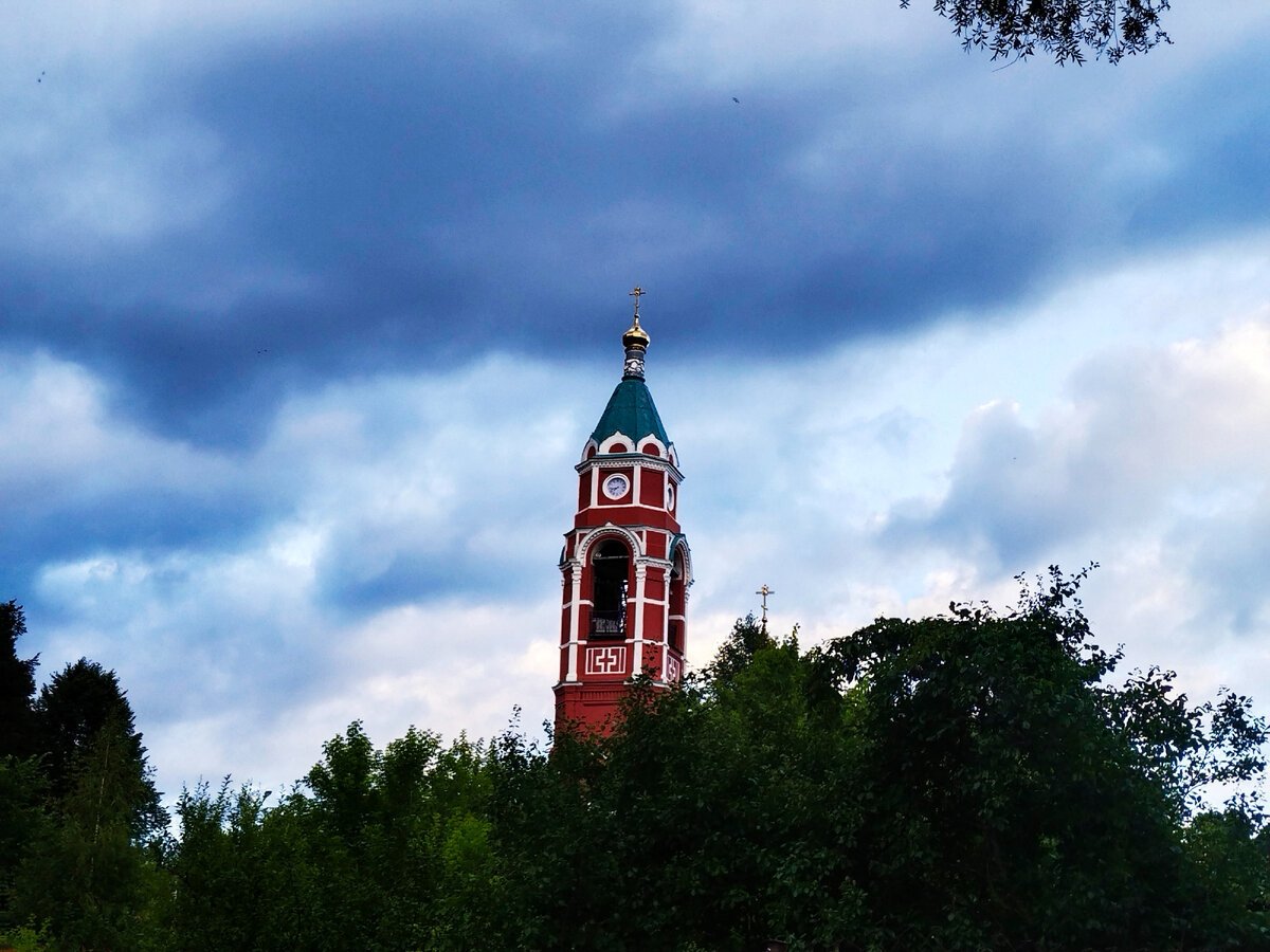 Было пасмурно но светло)