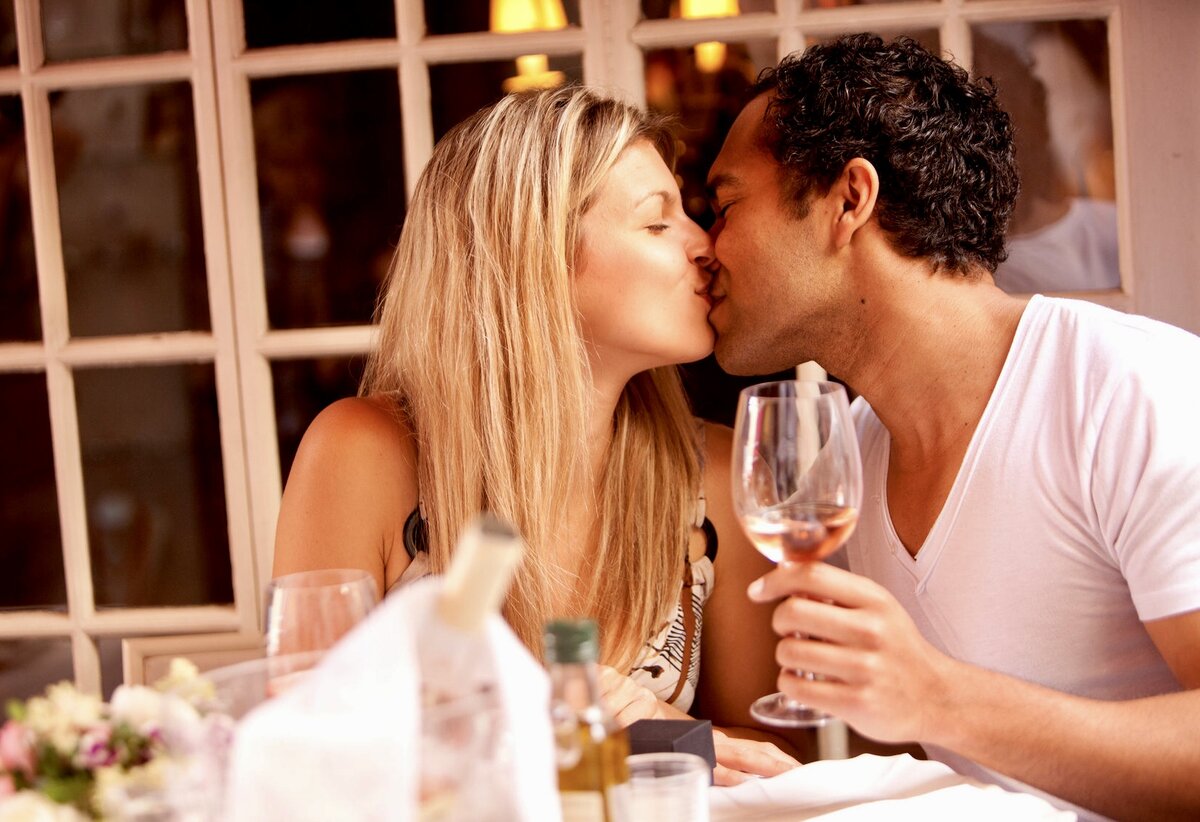 Интересный вечер с девушкой. Романтический ужин в ресторане. Романтическое свидание. Фотосессия свидание. Интересный вечер с девушкой.