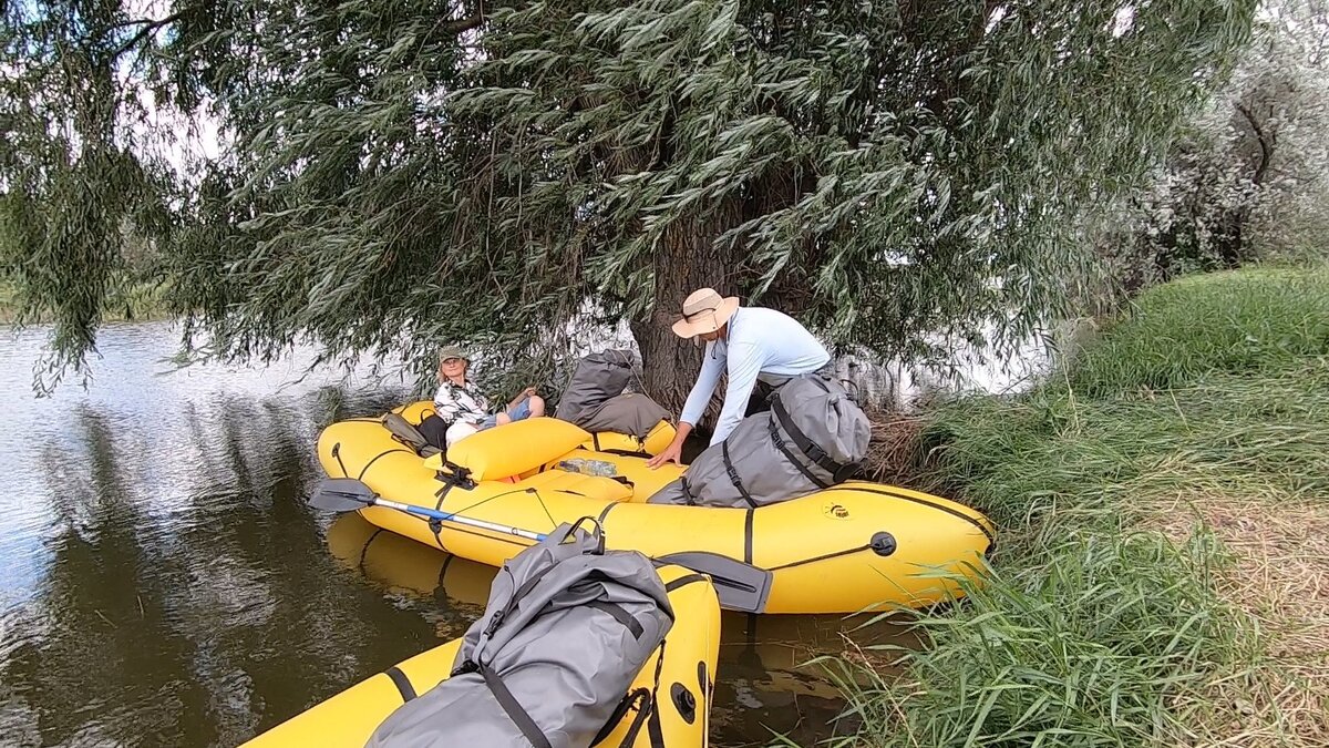 Место старта. Дальше, за моей лодкой, когда-то Жека ставил палатку.