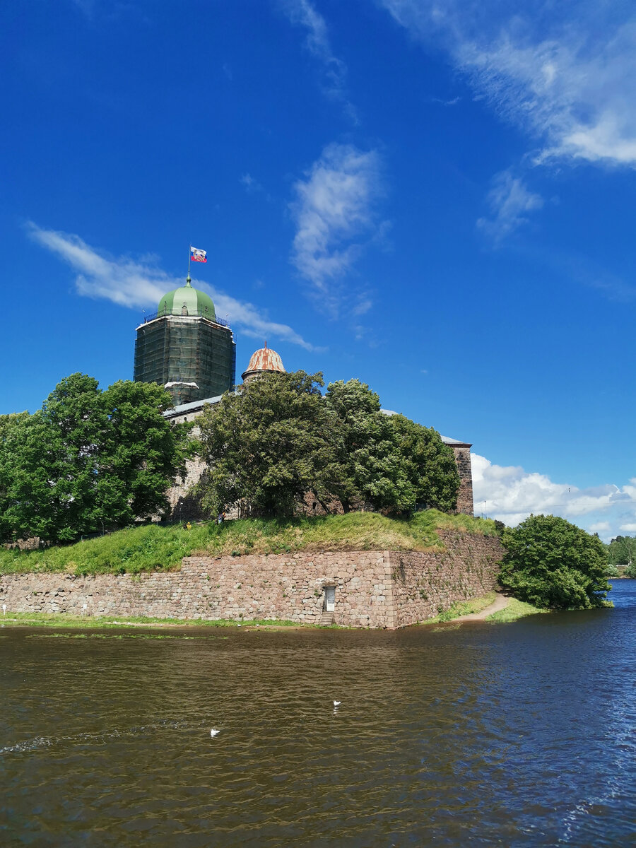 На крошечном островке в устье Финского залива расположился грозный Выборгский рыцарский замок. Дата основания 1293 год. В лесах прячется главная башня Св. Олафа
