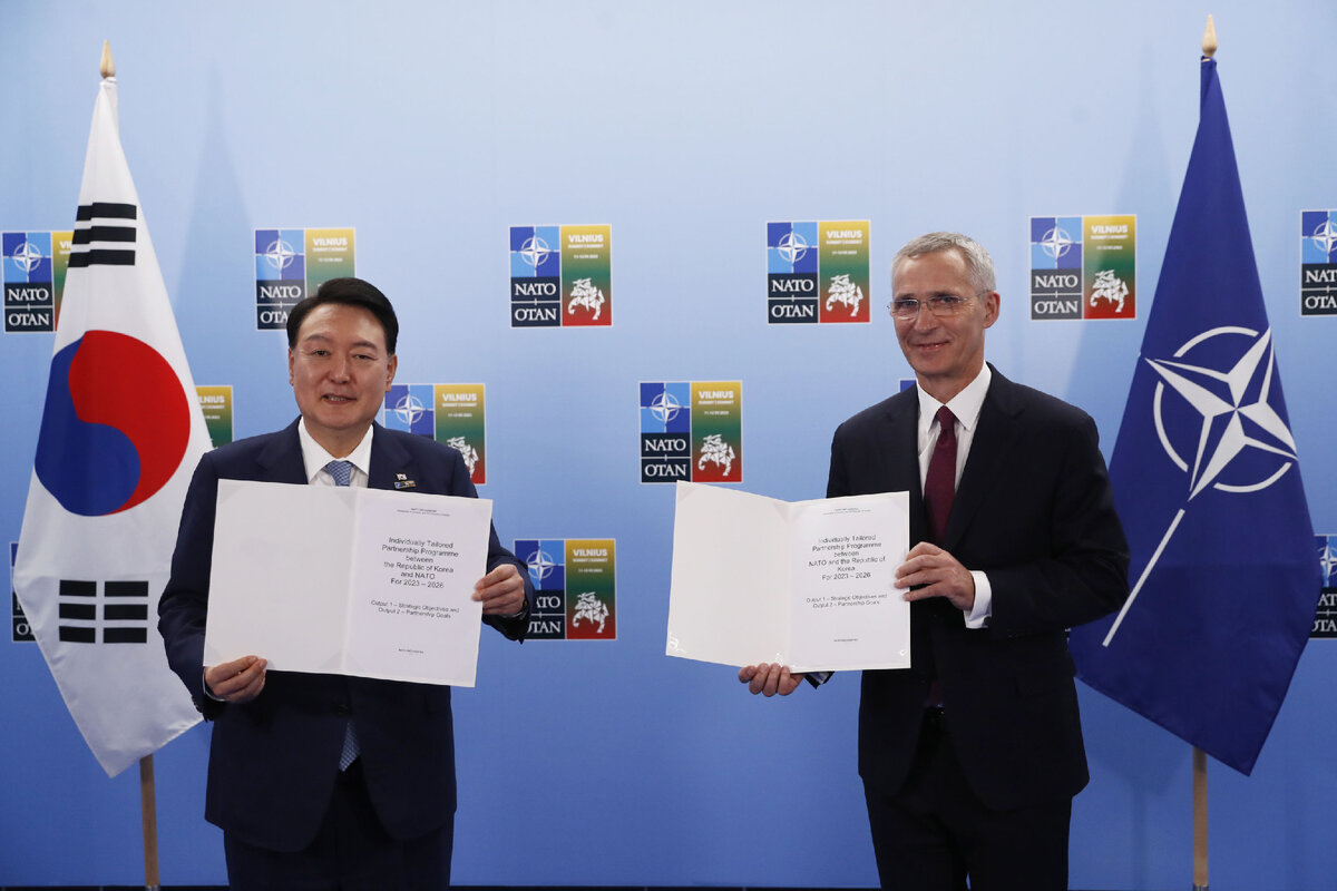 Генеральный секретарь НАТО Йенс Столтенберг и президент Южной Кореи Юн Сок Ёль (слева) во время саммита НАТО в Вильнюсе, 11 июля 2023 // AP Photo / Mindaugas Kulbis
