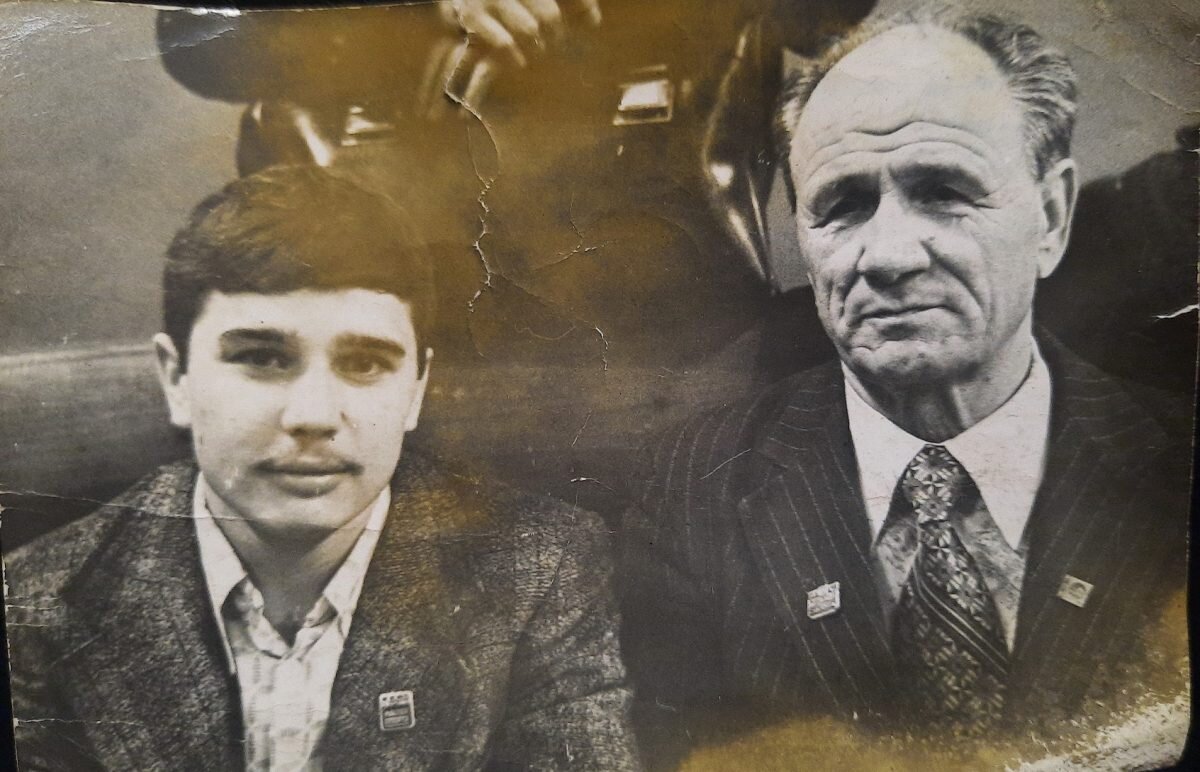    Александр Харитонов (слева) в ноябре 1980 г. на вручении корочек мастера спорта со своим тренером Евгением Иовлевым Елена Власова