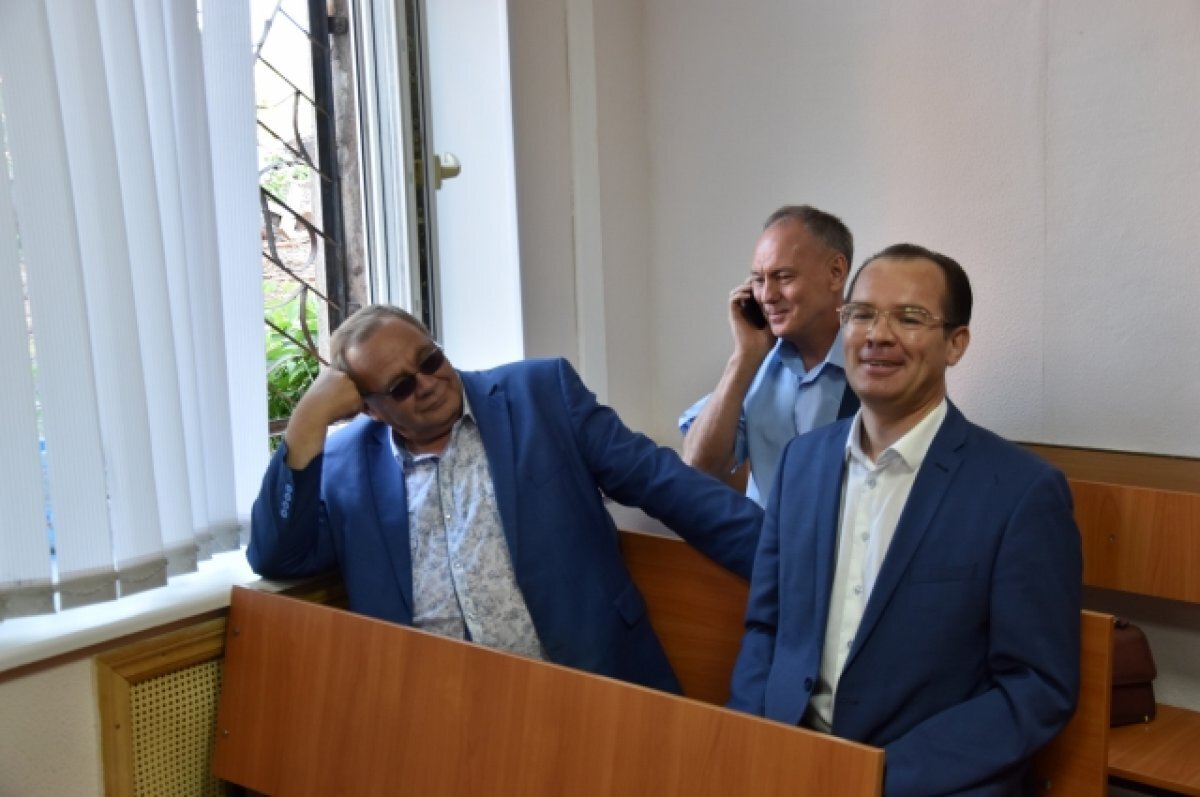    УФСБ разместило видео из суда по 2-му делу главы Минстроя, где он смеется