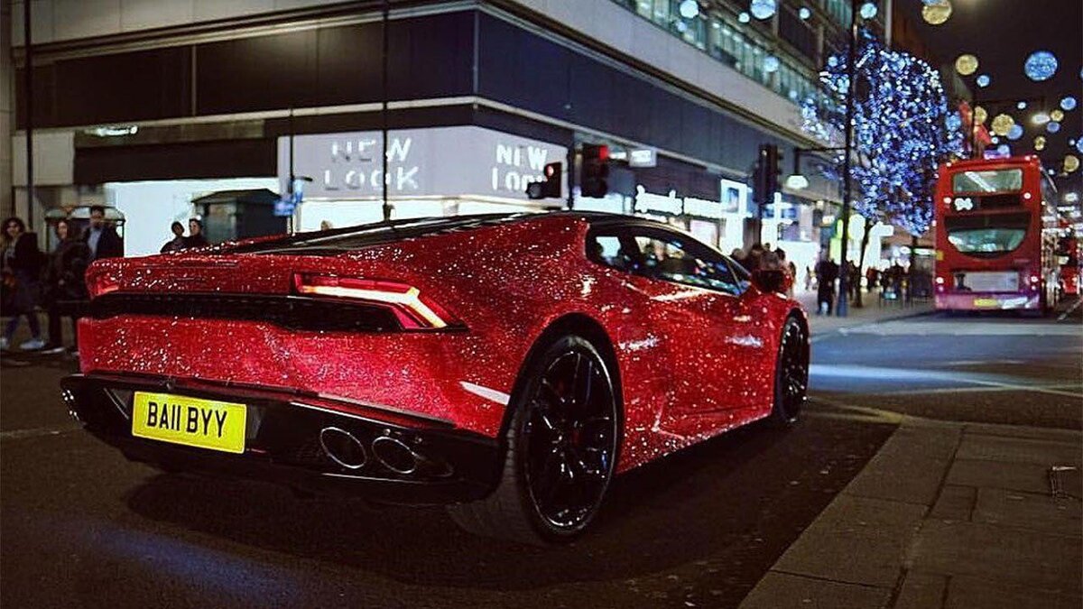 Доджа Кэт с отсылкой к Данте, Lamborghini ярче солнца и гроб в Swarovski:  три максимально эффектных работы со стразами | Бай Ласка | Дзен