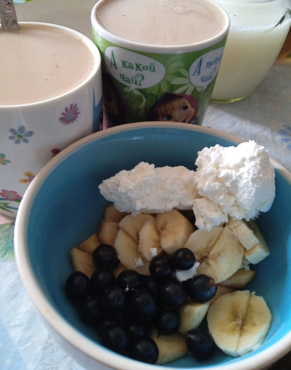 Фруктово-ягодный салат с творогом