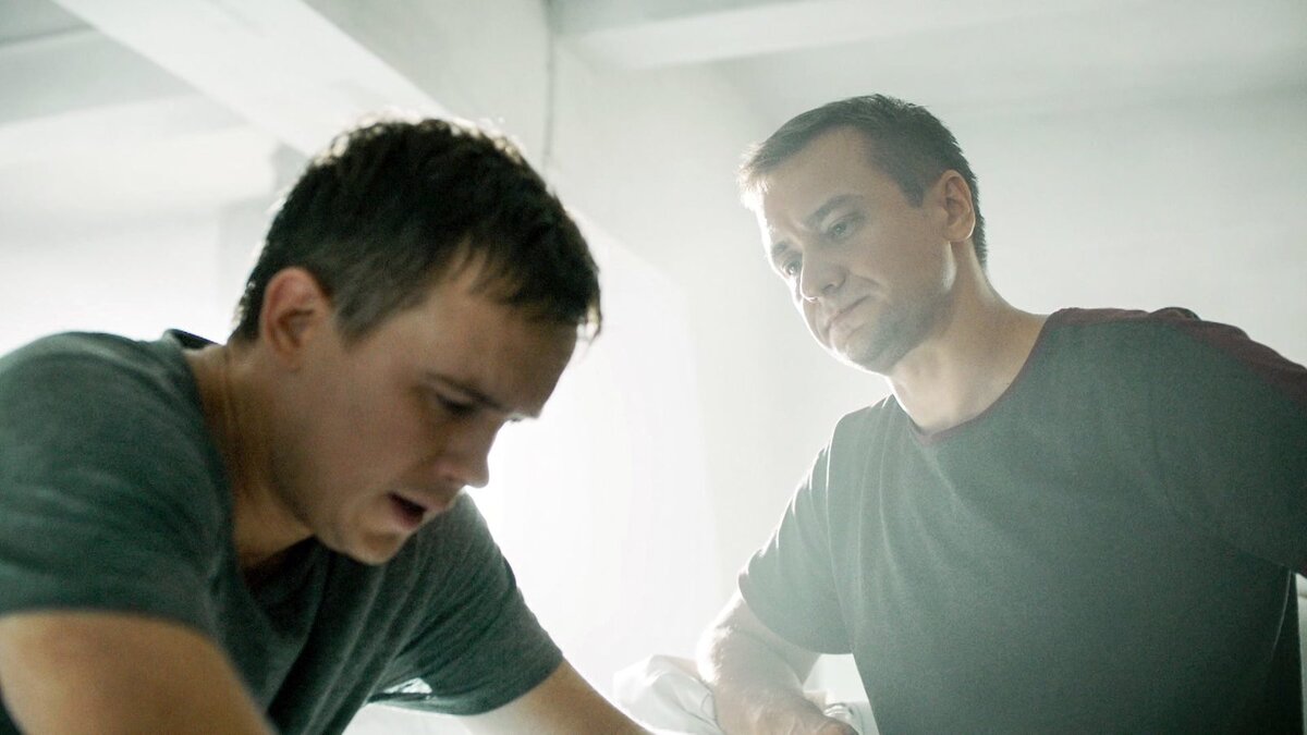 Алексей Бардуков и Кирилл Жандаров. Кадр из сериала "Замаячный".