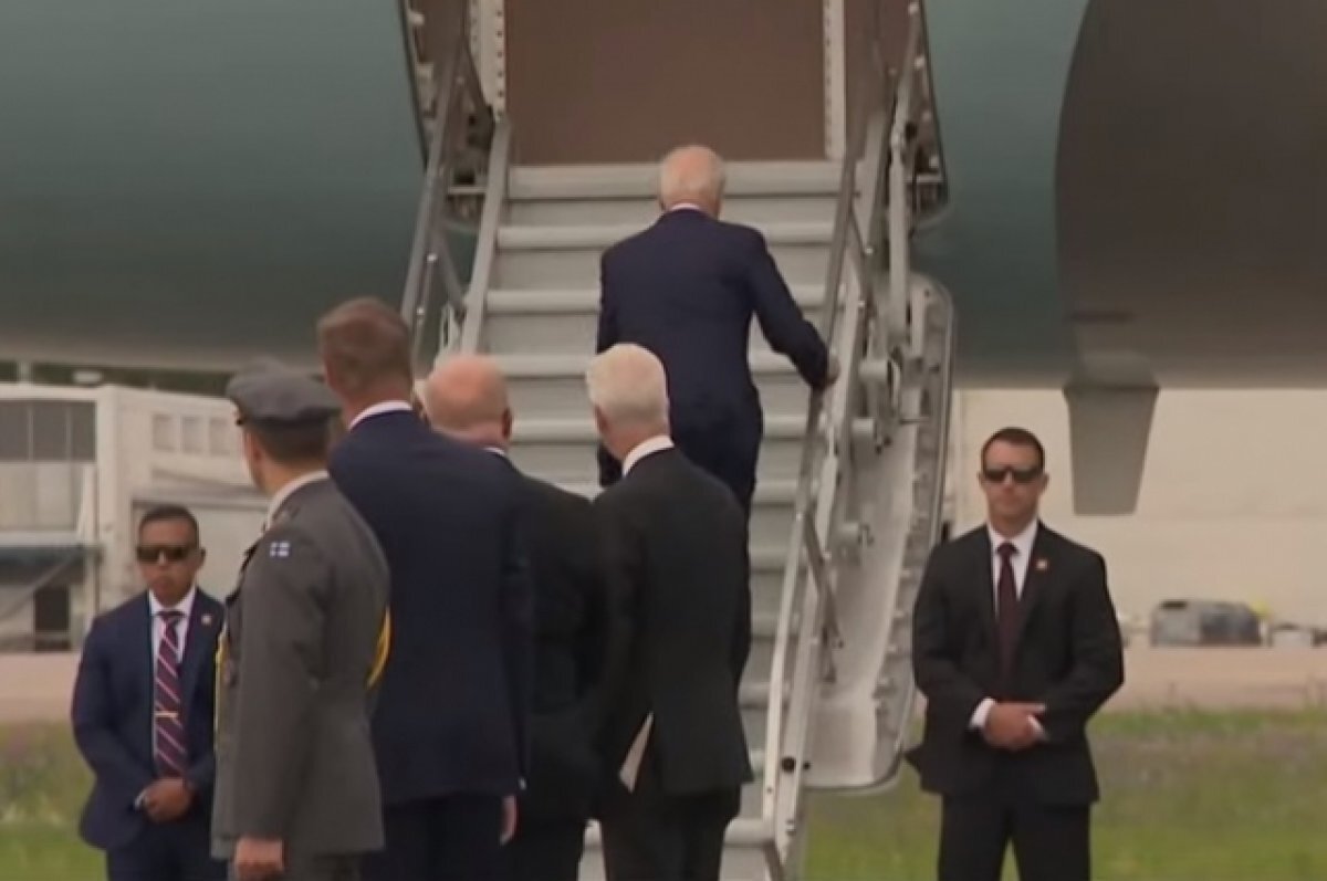    NYP: Байден вновь споткнулся при подъеме на самолет по короткому трапу