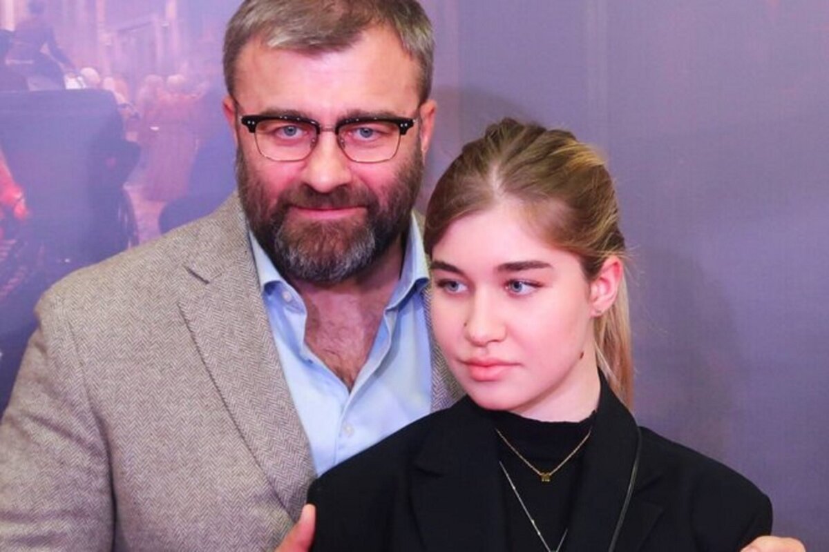     18-летнего хоккеиста, которого сбила дочь Михаила Пореченкова, решили перевести в реабилитационный центр