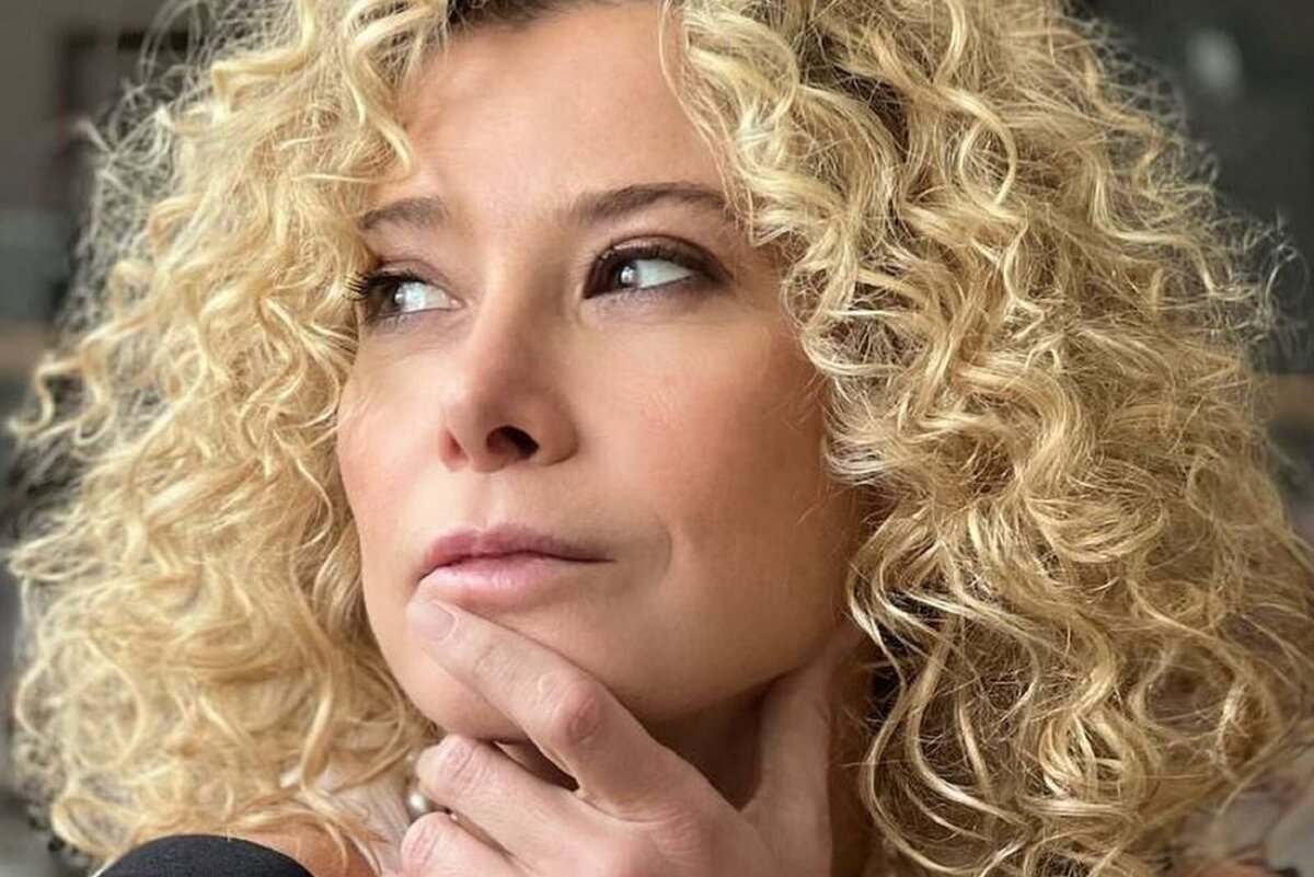     «Захотелось чего-то нарядного!»: похудевшая Юлия Высоцкая в коротких шортах появилась на балконе в Санкт-Петербурге