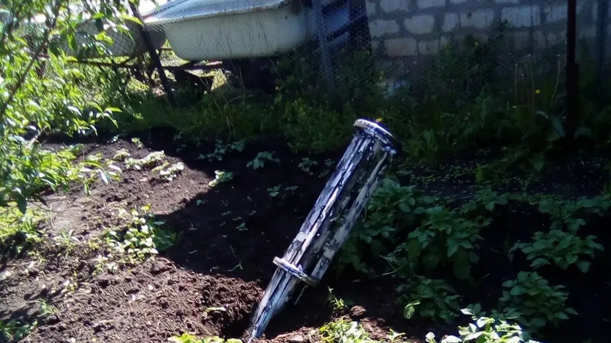 Несущая часть ракеты 9М27К серии «Ураган», которая упала возле дома женщины, проживающей на левом берегу реки Северский Донец. Фото: hrw.org