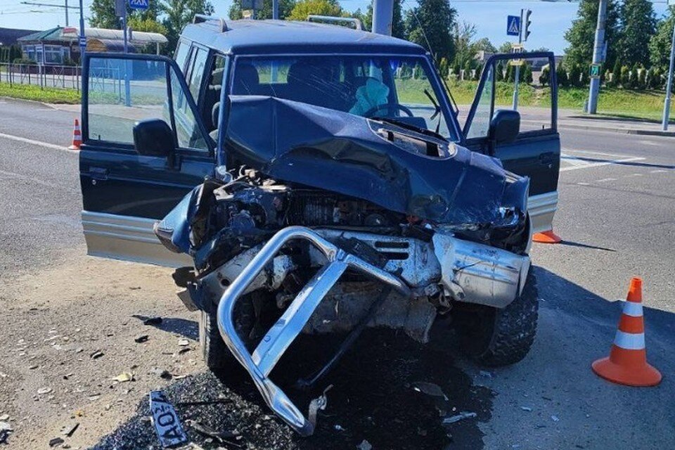    Пьяный водитель проехал на красный и врезался в автобус в Гродно. Фото: ГАИ УВД Гродненского облисполкома