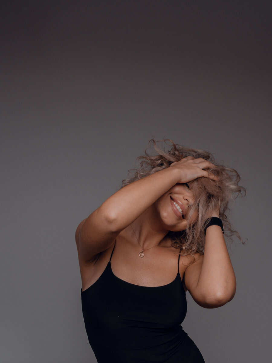 Как я выпустила свою книгу? Часть 1 
Я долго и упорно тружусь детским стоматологом. И основная задача на приеме не только вылечить зубы, но и помочь маленькому пациенту сформировать правильное отношение к лечению зубов, преодолеть страх перед стоматологами. В большинстве случаев мне хватает одного адаптационного приема и дальше мы дружим годами. Но бывают и сложные случаи, когда одного приема не достаточно. Поэтому было принято решение- написать сказку, которую малышу прочитают в безопасном для него месте и он узнает, как именно проходит лечение, чего стоит ждать от доктора и чем опасно не своевременное лечение зубов. 
Говорят от идеи до реализации один шаг, но куда шагать не понятно. Пришлось собрать команду, чтобы сделать классный продукт. Первым делом нашла редактора, которая воплотила задуманное в текст, доступный для детей. Каждую главу согласовывали по месяцу, изменяли возраст, имена, внешний вид наших героев. Наделяли их чертами характера. Дальше нужно их нарисовать такими, какими мы их себе придумали. За дело взялась известная в нашем регионе( и за его пределами) художница. И параллельно началось согласование всех рисунков к главам. Так как рисунки все были в акварельной технике- время уходило много, доходило до того, что банально не устраивал цвет ковра в комнате у детей. Спорили, собирали мнения со стороны, согласовывали и шли дальше. Тем временем я уже вела переговоры с типографиями и издательствами… 