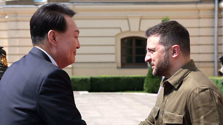 ЮН СОК ЁЛЬ И ВЛАДИМИР ЗЕЛЕНСКИЙ. ФОТО: PRESIDENT.GO.KR 