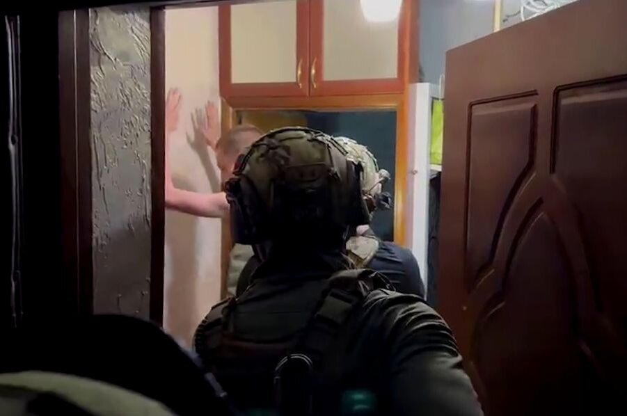    Сотрудники ФСБ РФ во время задержания подозреваемого в попытке убийства Ксении Собчак и Маргариты Симоньян © ФСБ РФ/РИА Новости