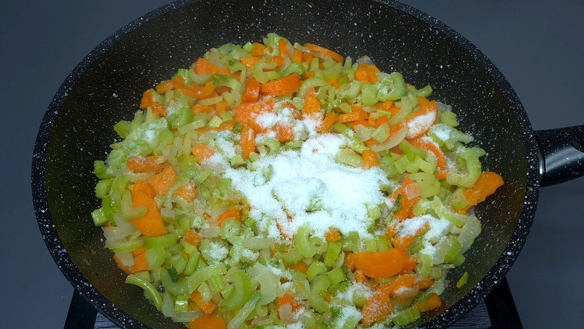 Cześć wszystkim! Dziś przygotowuję naturalną kostkę kurczaka na rosół. Rosół z kurczaka według tego przepisu jest bogaty i jasny, a aromat jest po prostu niesamowity -9