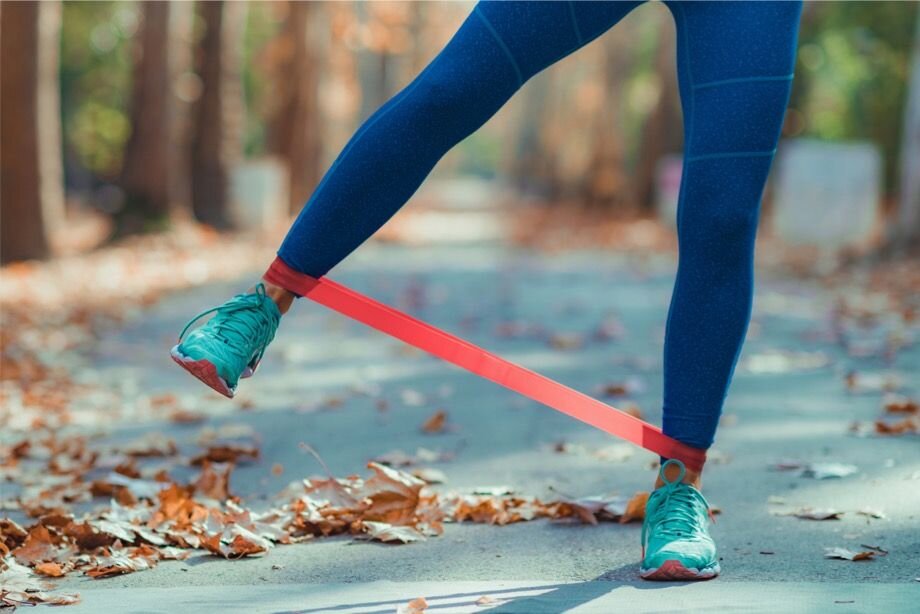 Фото: https://www.championat.com/lifestyle/article-4662429-effektivnaya-trenirovka-v-domashnih-usloviyah-dlya-novichkov-s-fitnes-rezinkami-na-vsyo-telo-6-uprazhnenij-dlya-krasivoj-figury.html