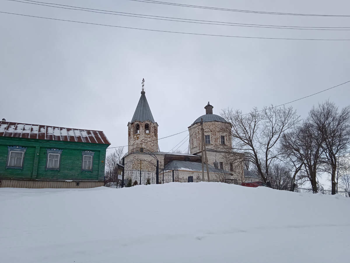 А на холме вроде бы обычная церковь...